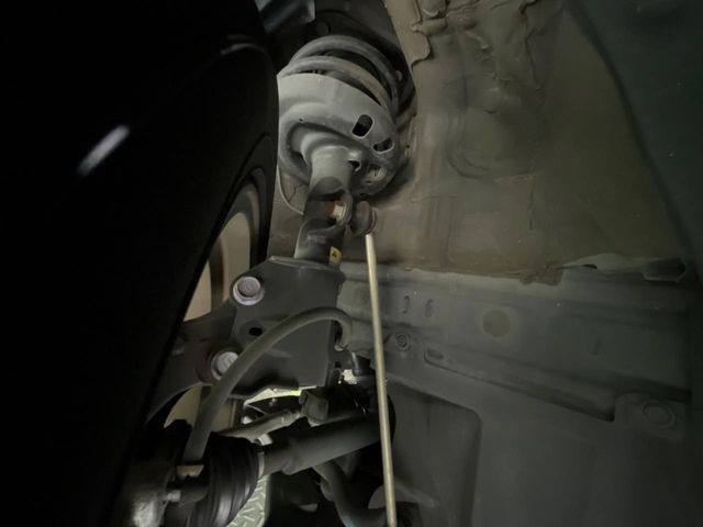 お車を安心してお乗りいただく為には、足回りの定期点検が欠かせません。サービスサポート（有償保証）では無料点検もご提供しており、安心のカーライフをお過ごしいただけるサポート体制が整っています。
