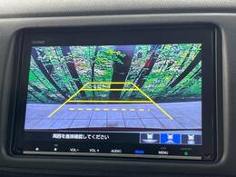 【バックカメラ】駐車時に後方がリアルタイム映像で確認できます。大型商業施設や立体駐車場での駐車時や、夜間のバック時に大活躍！運転スキルに関わらず、今や必須となった装備のひとつです！