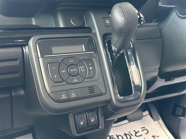 オートエアコンに前席シートヒーター完備で、夏も冬も快適にドライブすることができます♪