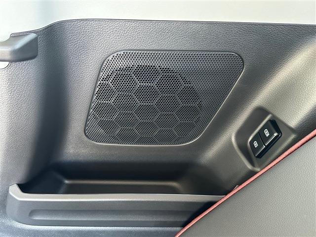 運転席側の後部座席には小物入れと充電ポートが付いおり、寝ながらスマホ等の充電ができるので有難いですね♪