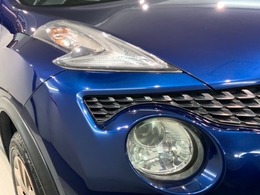 ディスチャージヘッドライト搭載でしっかり明るく照らしてくれるので、夜間走行や不慣れな道でも安心です。