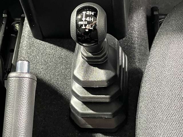 【4WD　MODE】必要に応じてそれぞれのモードに切り替えていきます！悪路や高速道路などパワーが必要なところは4WDで！！街乗りなどは2WDで！！用途によって切り替えられて便利です♪