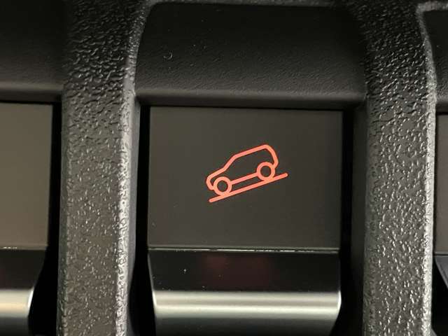 【ヒルディセントコントロール】急な下り坂や雪道で、タイヤをロックさせることなく、前進時・後退時とも車速を約5km/hに保つことで、安心してステアリング操作に集中できるよう支援します！