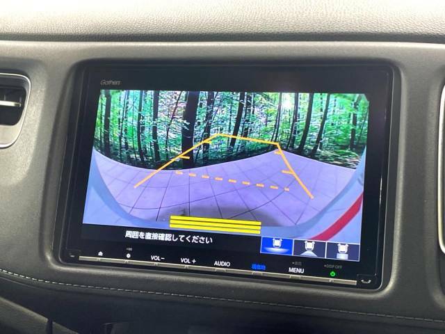 【バックカメラ】駐車時に後方がリアルタイム映像で確認できます。大型商業施設や立体駐車場での駐車時や、夜間のバック時に大活躍！運転スキルに関わらず、今や必須となった装備のひとつです！