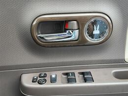 【パワーウィンドウ】運転席から全座席の窓の昇降操作が可能。お子様などの操作による予期せぬトラブルを防止できるロック機能もあります。