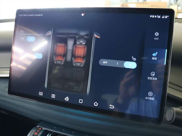 シートヒーターは前席のみ装備されています　エアコン等と同様にメインディスプレイで操作します