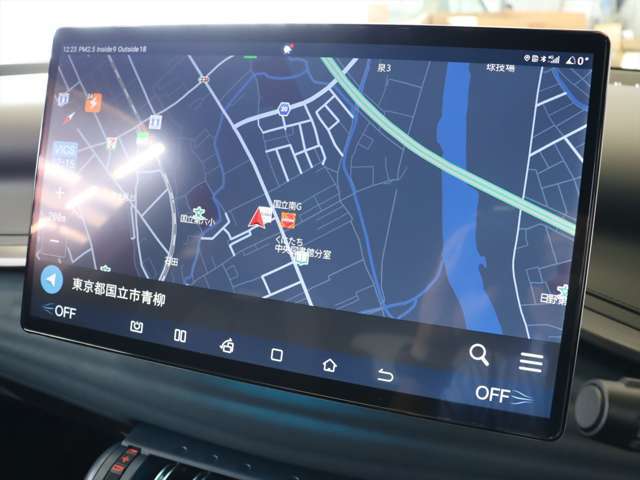 ダッシュボードの中心にありますメインモニターは15.6インチになります　ナビゲーションはゼンリン製の地図データになりますので、日本車と同様にお使いいただけます