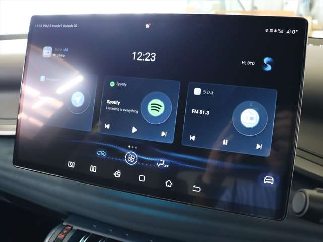 ディスプレイのメイン画面にはナビゲーションやSpotify、ラジオなどのアプリが表示されています　スマートフォンのようにアプリを切り替えて操作します