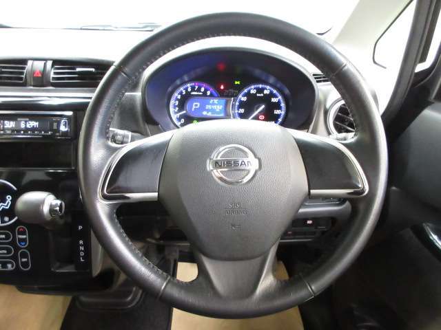運転が楽しくなる明るく開放的な運転席まわりです。