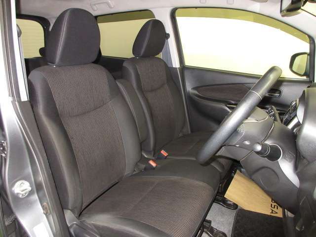 ドライバー目線で、使いやすく安全操作性と良好な視界を実現した運転席です。