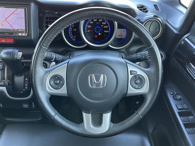 軽い力で扱いやすいハンドルです。目立つ傷やスレなどなく綺麗な状態です！除菌プランいれていただくとさらに快適に！清潔なお車はお子様にも安心ですね！