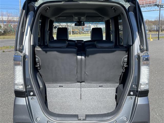 積み込みやすくて、たっぷり積める荷室です。シートアレンジできるものは、乗車人数と荷物の量や大きさによってシートを動かすことができるので、より快適なドライブが可能です！