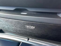 【マークレビンソンサウンドシステム】メーカーオプションの高品位サウンドシステムを搭載。専用のチューニングが施された大小様々なスピーカーから良質なサウンドが奏でられ、臨場感あふれる音響空間を演出します。