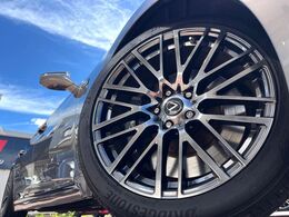 【TRD20インチ鍛造アルミホイール】純正オプションホイールを装着。走行性能の向上に加え、外観もよりスタイリッシュになっています。