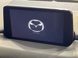 【8インチマツダコネクト】車内の雰囲気にマッチした大型のディスプレイ。スマホ接続でのナビ使用やBluetooth再生等、様々な機能が楽しめます。直感的なダイヤル操作が可能で、使い勝手も良好です。