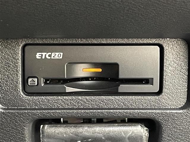 【ETC】有料道路を利用する際に料金所で停止することなく通過できる、ETC車載器（ノンストップ自動料金収受システム機器）が装備されています。セットアップを行うことで利用可能になります。