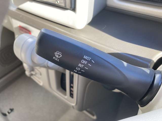 運転席回りの各種操作部となります。ご不明な装置などございましたらお気軽にお尋ねください。