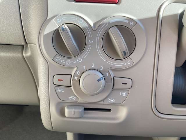 運転席回りの各種操作部となります。ご不明な装置などございましたらお気軽にお尋ねください。