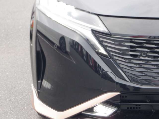【LEDヘッドランプ】ハロゲンヘッドランプの約2倍の光量でより明るく遠くを照射。視認性、長寿命、省電力に優れ、スタイリッシュな白光色も魅力