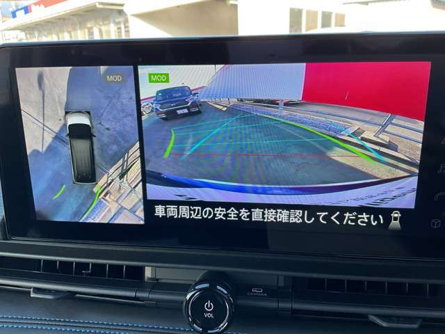 上空から見下ろしているかのような映像をディスプレイに映し出し、スムースな駐車をサポートします。画面は「トップビュー」のほか「サイドブラインドビュー」への切り換えが可能。ますます安心です