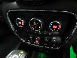 運転席側と助手席側で温度が変えれるエアコンです。