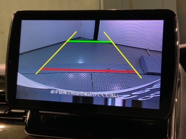 リバースギアに入れるだけで後方の表示へ切り替わります。夜間や雨の日の駐車も楽になりますよ。