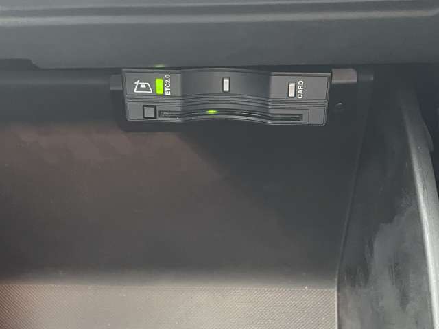 【ETC】有料道路を利用する際に料金所で停止することなく通過できる、ETC車載器（ノンストップ自動料金収受システム機器）が装備されています。セットアップを行うことで利用可能になります。