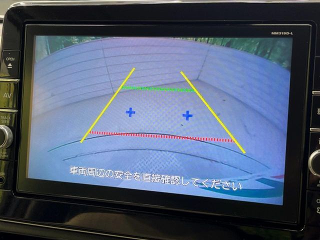 【バックカメラ】駐車時に後方がリアルタイム映像で確認できます。大型商業施設や立体駐車場での駐車時や、夜間のバック時に大活躍！運転スキルに関わらず、今や必須となった装備のひとつです！