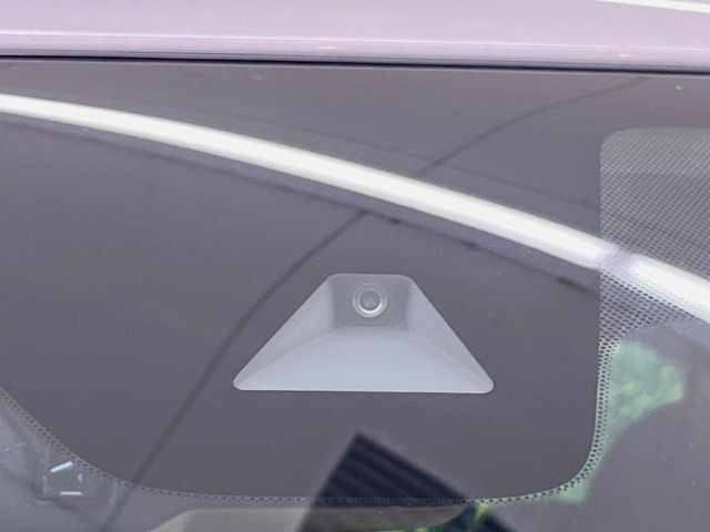 【インテリジェントエマージェンシーブレーキ】フロントカメラで前方の車両や歩行者を検知。衝突しそうな時は衝突被害軽減ブレーキが作動、衝突回避をサポート。より安全にドライブをお楽しみいただけます。