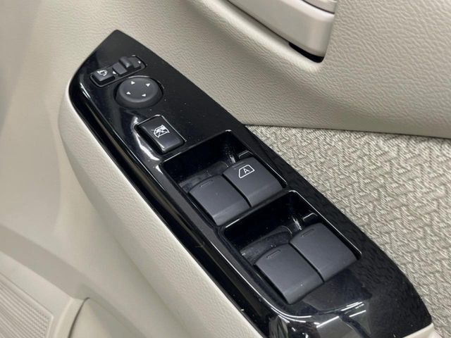 【電動格納ミラー】サイドミラーは電動格納式となっており、狭い駐車場でもキズがつくリスクを抑えられます。