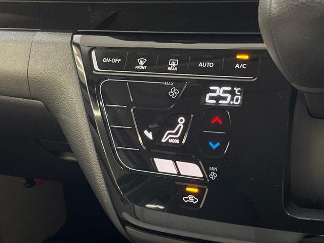 【オートエアコン】一度お好みの温度に設定すれば、車内の温度を検知し風量や温度を自動で調整。暑い…寒い…と何度もスイッチ操作をする必要はありません。快適な車内空間には必須の機能ですね♪