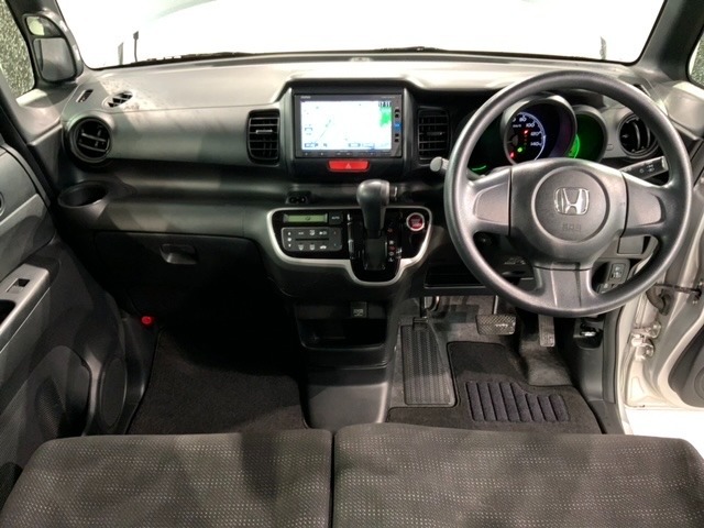 使いやすいレイアウトのダッシュボード周辺です。オートエアコンや小物入れなど嬉しい装備が満載です。