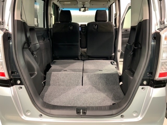 リアシートを倒すと、ラゲッジスペースを広くお使いいただけます！