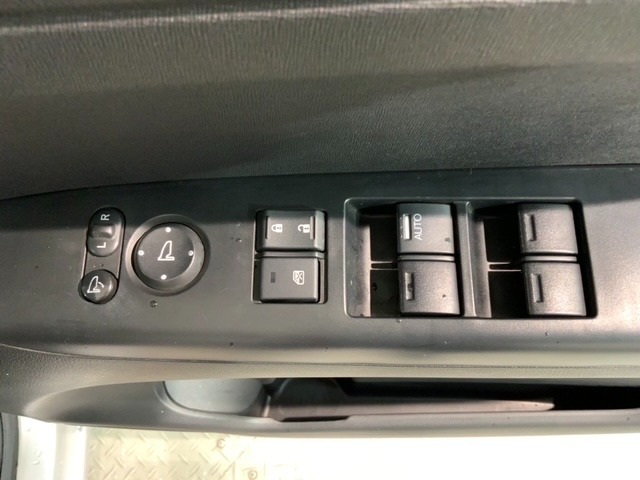 狭い駐車場で便利な電動格納ドアミラーが付いています。