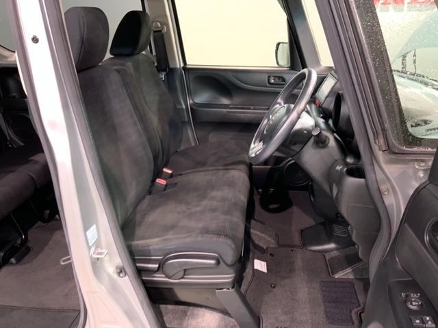 シートは厚めのクッションですのでゆったり座れますよ。