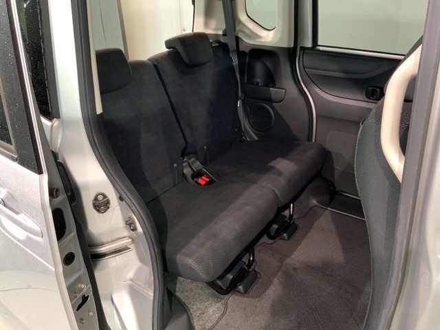 後席も余裕の広さ！ゆったりくつろげます！！