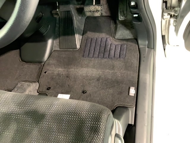 新品の純正フロアマット付きです。ドライブの際に気分良く乗って頂けます。