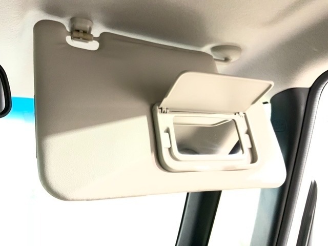 バニティーミラーが付いています。女性にうれしい装備ですね！