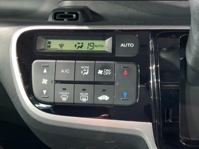 オートエアコンがついていますので、簡単操作で快適に過ごせます。希望の温度に自動調整してくれるのが便利です。