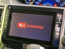 【純正ナビ】人気の純正ナビを装備しております。ナビの使いやすさはもちろん、オーディオ機能も充実！キャンプや旅行はもちろん、通勤や買い物など普段のドライブも楽しくなるはず♪