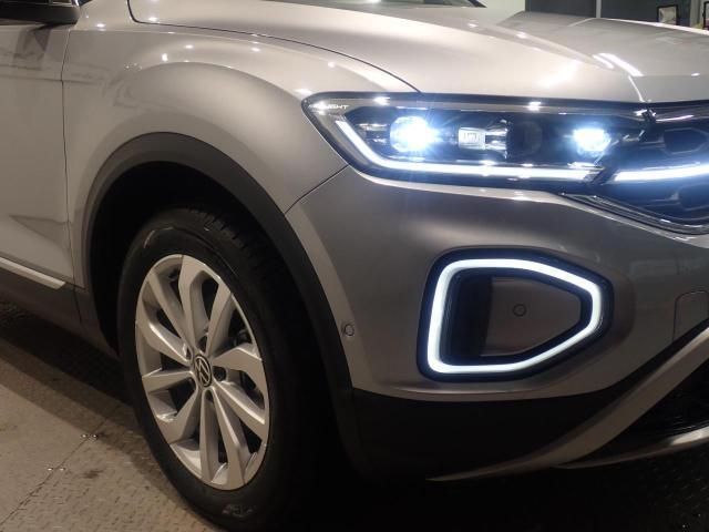 LEDヘッドライト自然光に近いLEDの光が明るく夜道を照らしドライバーの疲労と消費電力を軽減、