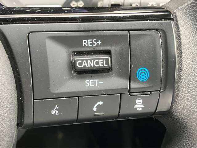 [プロパイロット]高速道路や長距離の運転も楽々♪アクセル、ブレーキ、ハントルの操作をクルマがサポート！ドライバーの疲労を軽減します。