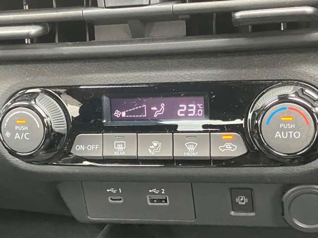 オールシーズン快適にドライブできます！温度をセットするだけで常に快適な温度を保ってくれるオートエアコン、大変に便利な装備です。