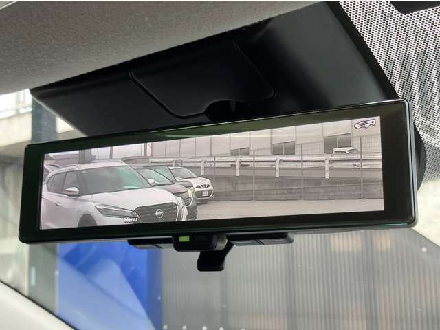 スマート・ルームミラーは、車両後方のカメラ映像をミラー面に映し出すので、荷室に積んだ大きな荷物などが写り込んで見にくくなりがちな車内状況や、天候などに影響されずいつでもクリアな後方視界が得られます。