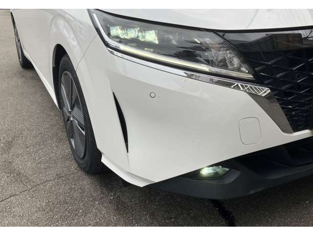 【LEDヘッドライト】高輝度LEDヘッドライトを装備していますので、雨天などの悪天候や夜間走行でも安心して運転できます！良好な視界を確保できるうえ、消費電力も抑えられています。