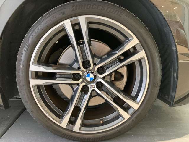 【BMWアロイホイール】軽量かつ強度に拘ったアロイホイール。走行性能ポテンシャルを引き出す設計。タイヤのサイドウォールが強化されたランフラットタイヤは、パンク時にタイヤがつぶれてもリムから外れません。