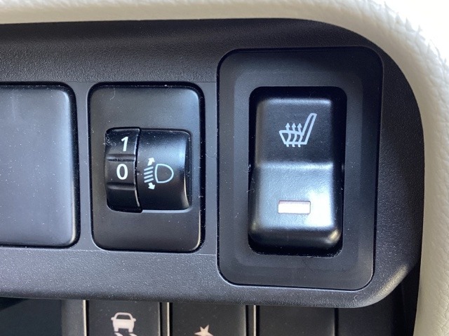 シートヒーターのスイッチはハンドル右にあります。