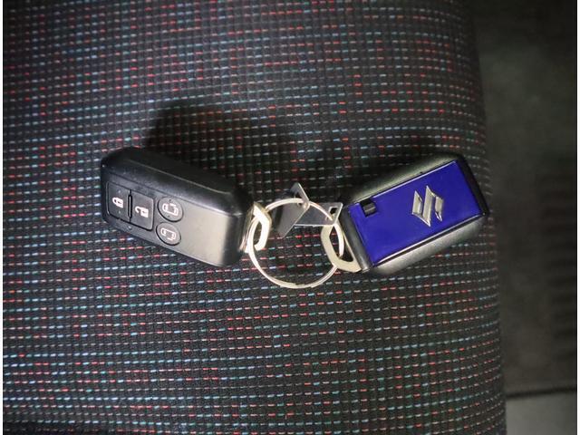 リモコンキーを取り出さなくてもエンジンのON/OFFやドアの開錠・施錠がスイッチ一つで行えるスマートキーです♪スペアキーもあります◎