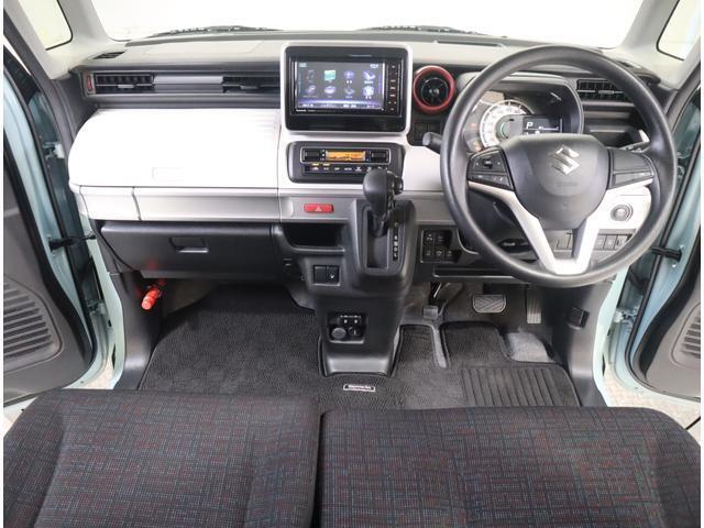ベージュを基調とした明るい車内です。運転席から手の届くところに収納が多いのも便利です◎