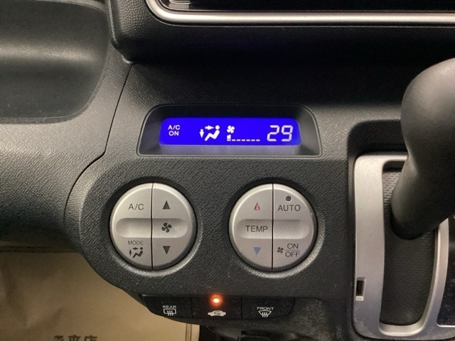 オートエアコンで、毎日のドライブを快適に。温度、風量を自動で調整し、理想的な車内環境を提供します。